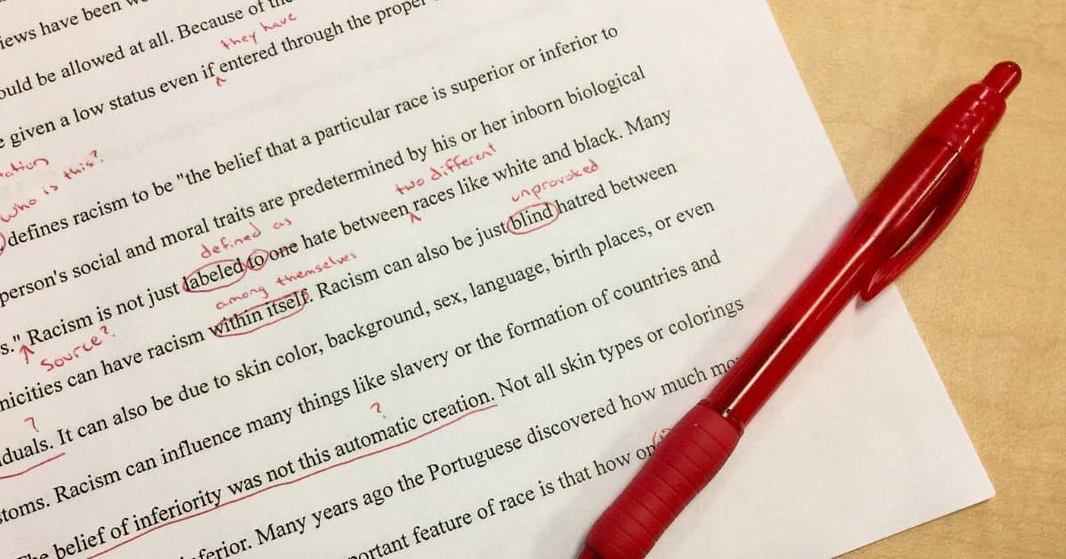 赤ペンで記入をしながら英文法の勉強をする様子